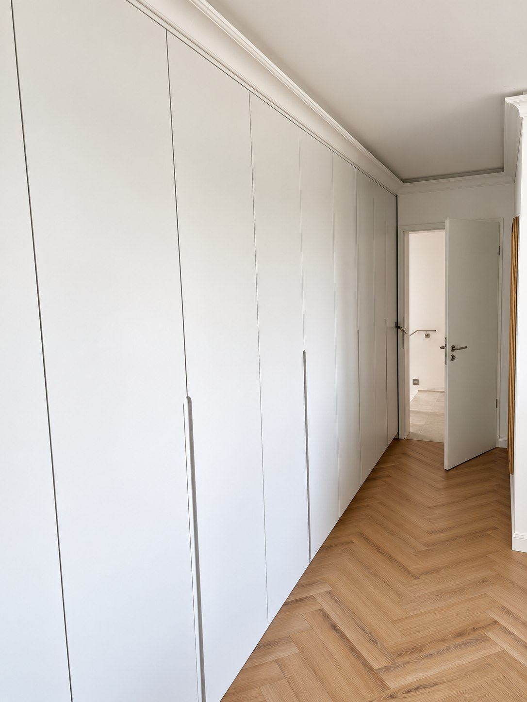 Meuble laqué & parquet chevron